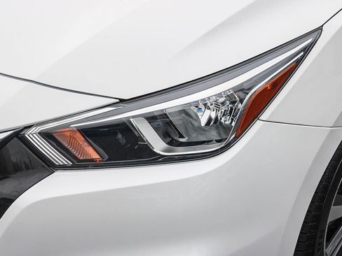 Used 2021 Nissan Versa SV FWD image 5