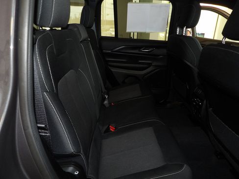Used 2024 Jeep Grand Cherokee Laredo w/ Luxury Tech Group I AWD/4WD image 17