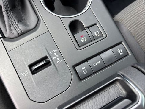 Used 2020 Toyota Highlander LE FWD image 28