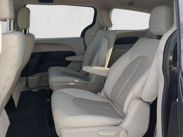 Used 2018 Chrysler Pacifica Touring Plus FWD image 18
