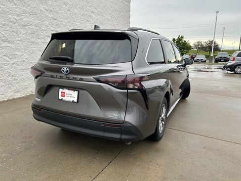 Certified 2024 Toyota Sienna XLE FWD image 6