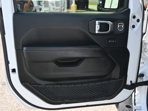 Used 2019 Jeep Wrangler Unlimited Sahara w/ Safety Group AWD/4WD image 14