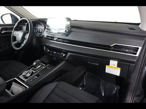 New 2025 Mitsubishi Outlander SE image 7