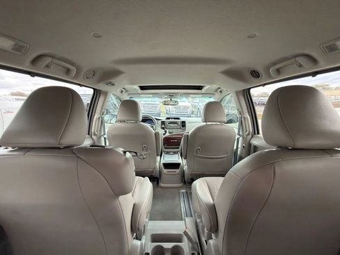 Used 2014 Toyota Sienna XLE image 15