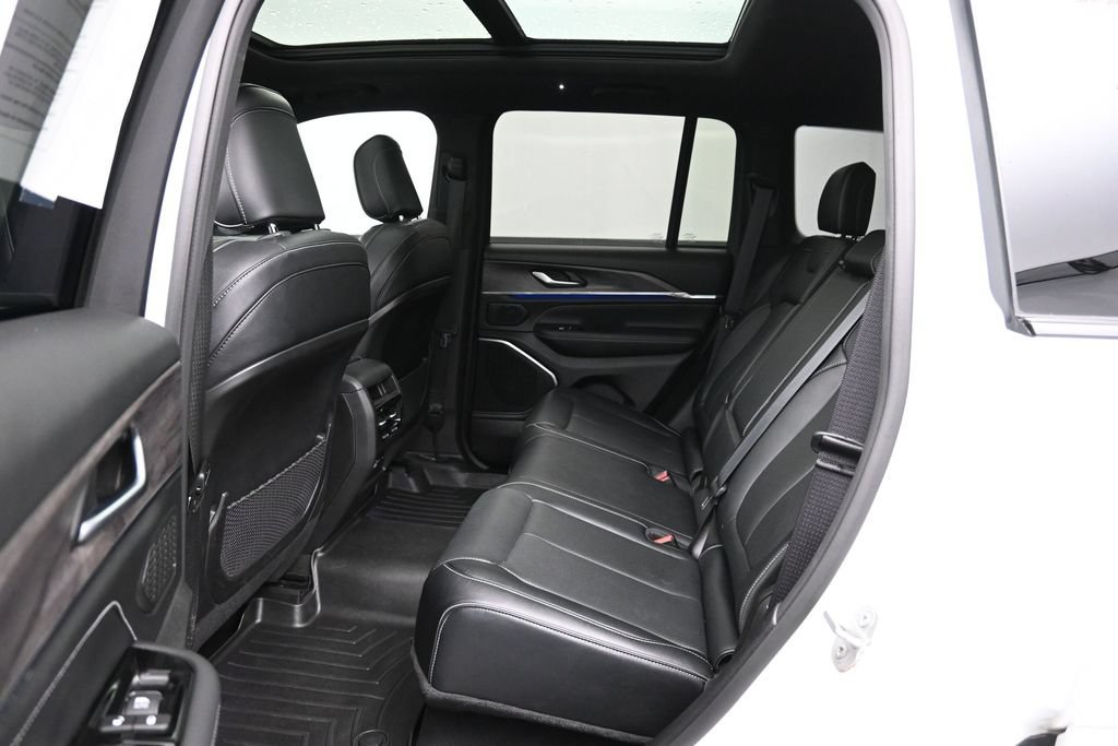 Used 2022 Jeep Grand Cherokee Overland AWD/4WD image 25