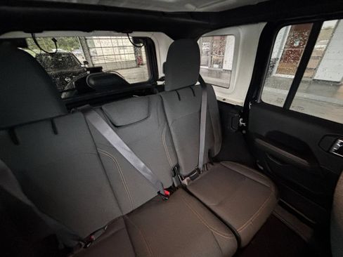 Used 2025 Jeep Wrangler Unlimited Sahara AWD/4WD image 37