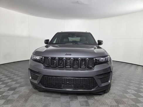 New 2025 Jeep Grand Cherokee Altitude image 9