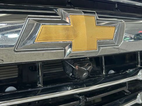 Used 2025 Chevrolet Suburban LT image 32