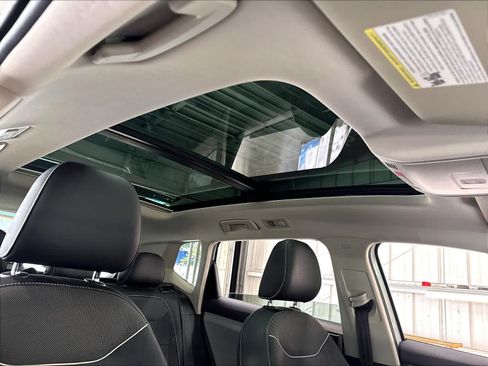Used 2023 Volkswagen Taos SE w/ Panoramic Sunroof Package FWD image 30