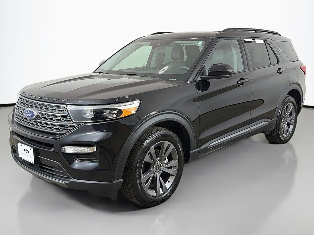 Used 2024 Ford Explorer XLT w/ XLT Sport Appearance Package AWD/4WD image 12