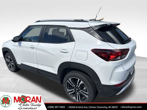 Used 2024 Chevrolet TrailBlazer LT w/ Convenience Package FWD image 3