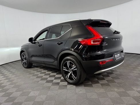Used 2025 Volvo XC40 B5 Core image 9