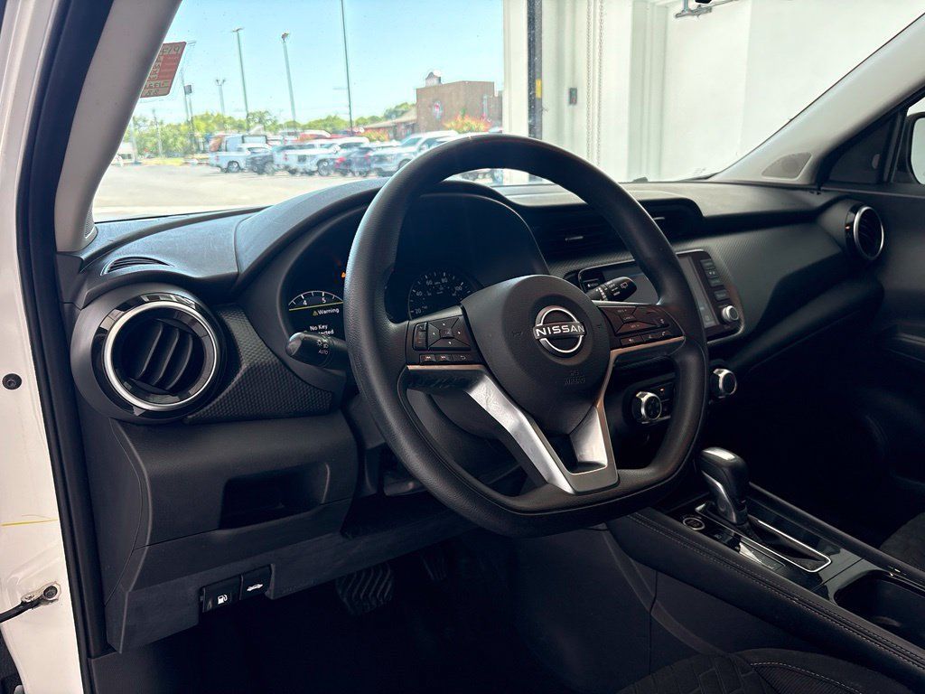 Used 2023 Nissan Kicks SV FWD image 2