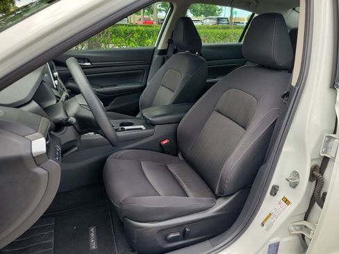 Used 2025 Nissan Altima 2.5 SV FWD image 15
