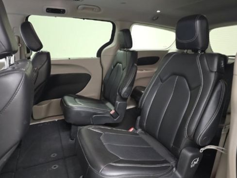 Used 2023 Chrysler Pacifica Touring-L FWD image 9