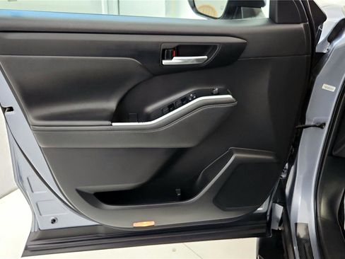 Certified 2021 Toyota Highlander XLE image 32