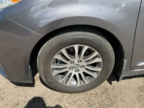 Used 2019 Toyota Sienna XLE Premium w/ Protection Package FWD image 11