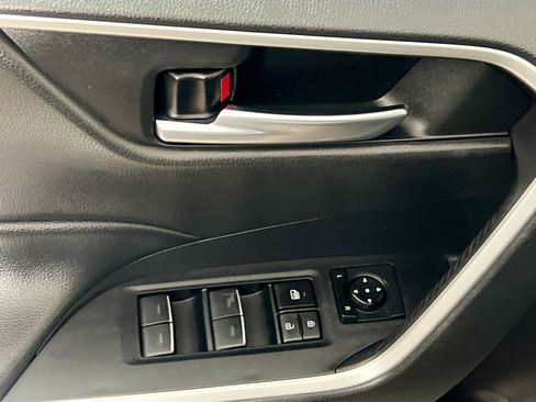 Used 2022 Toyota RAV4 SE image 16