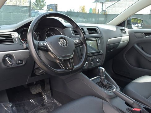 Used 2017 Volkswagen Jetta SE image 3