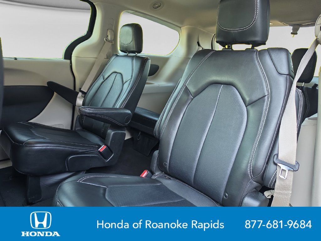 Used 2024 Chrysler Pacifica Touring-L FWD image 16