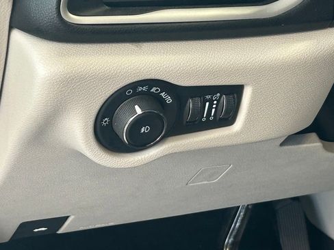 Used 2024 Chrysler Pacifica Touring-L image 36