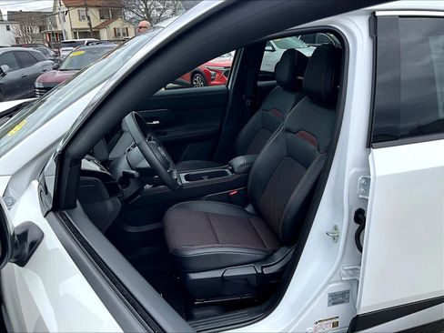 Used 2025 Nissan Kicks SR w/ SR Premium Package image 10