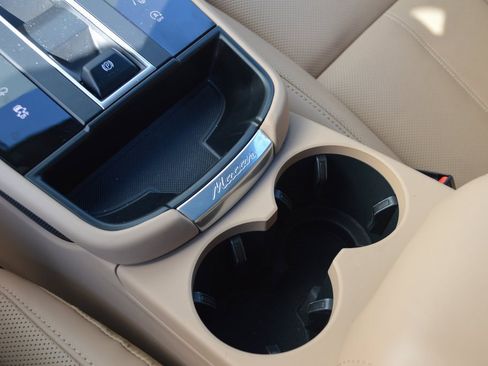 Used 2025 Porsche Macan image 26