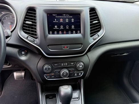 Used 2019 Jeep Cherokee Latitude Plus FWD image 22