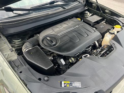 Used 2020 Jeep Cherokee Latitude Plus w/ Cold Weather Group AWD/4WD image 41