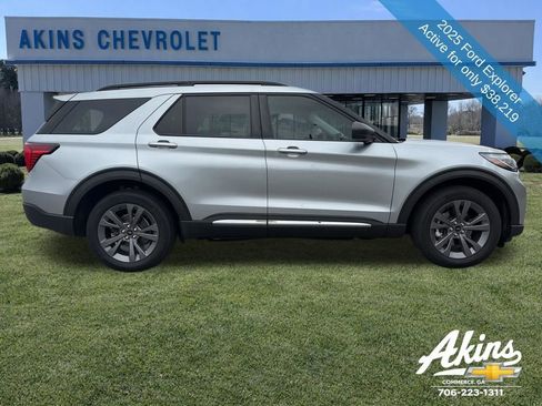 Used 2025 Ford Explorer Active w/ Active Comfort Package image 6