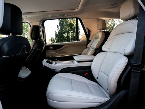 Used 2025 Lincoln Navigator Reserve image 31