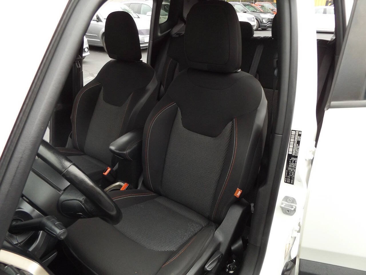 Used 2016 Jeep Renegade 75th Anniversary FWD image 14