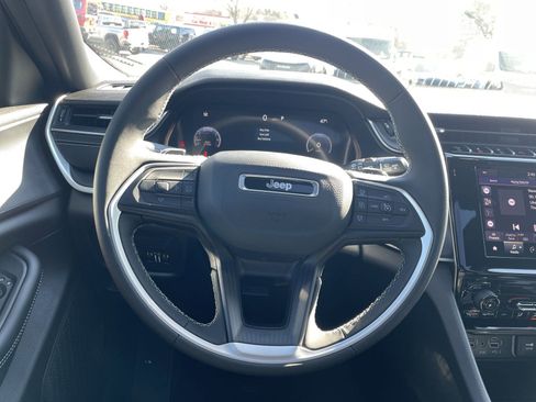 Used 2025 Jeep Grand Cherokee L Laredo image 17