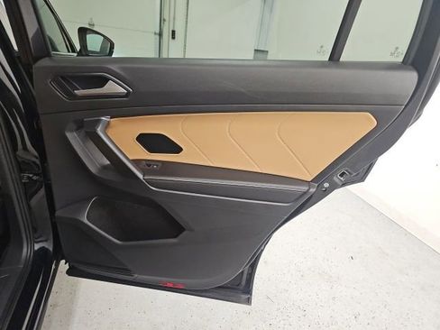 Used 2023 Volkswagen Tiguan SE w/ Panoramic Sunroof Package image 32