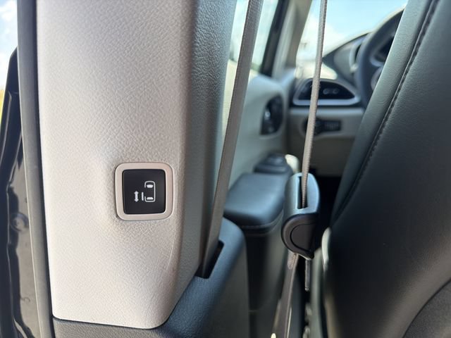 Used 2023 Chrysler Pacifica Touring-L FWD image 24