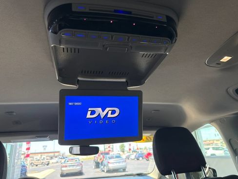 Used 2019 Chrysler Pacifica Touring Plus w/ Tire & Wheel Group FWD image 17