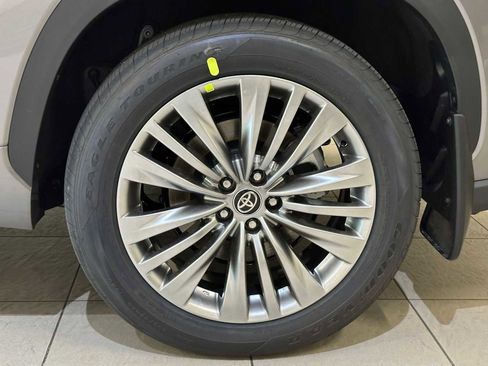 New 2026 Toyota Highlander Platinum image 8