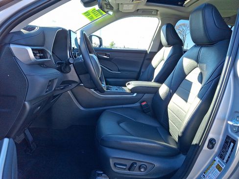 Certified 2024 Toyota Highlander XLE image 14