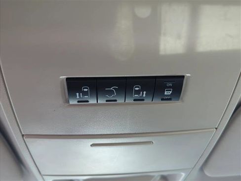 Used 2013 Chrysler Town & Country Touring image 19