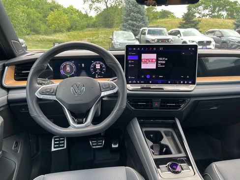 Certified 2025 Volkswagen Tiguan SEL R-Line AWD/4WD image 19