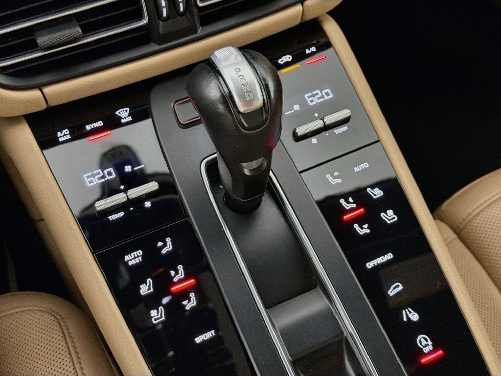 Certified 2023 Porsche Macan AWD/4WD image 18