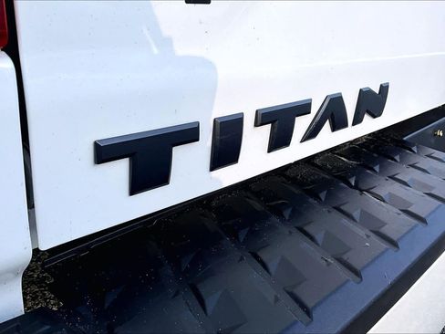 Used 2019 Nissan Titan SV w/ SV Convenience Package image 9