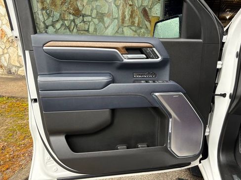 Used 2022 Chevrolet Silverado 1500 High Country w/ Technology Package image 21