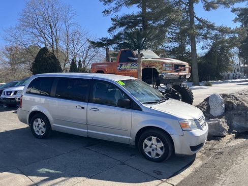 Used 2010 Dodge Grand Caravan SE image 2