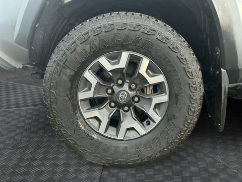 Used 2022 Toyota Tacoma TRD Off-Road image 13