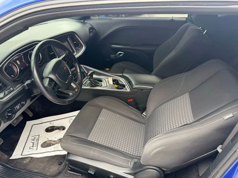 Used 2018 Dodge Challenger SXT image 9
