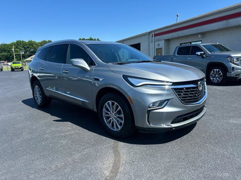 Used 2024 Buick Enclave Essence FWD image 3