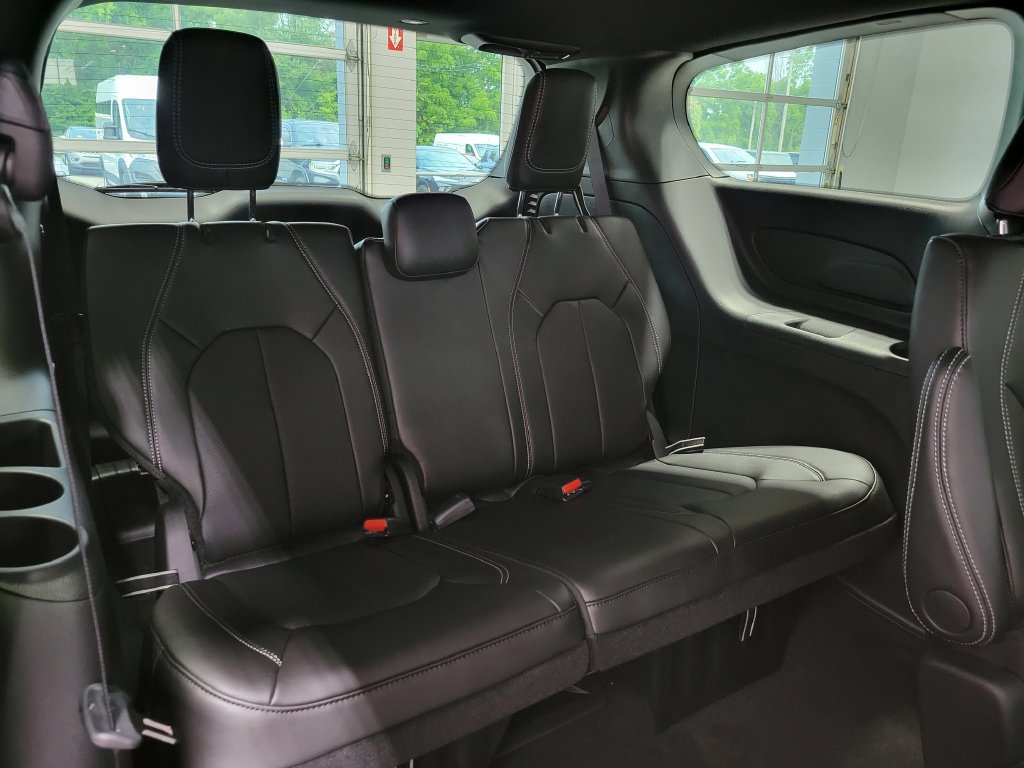 New 2027 Chrysler Pacifica Select AWD/4WD image 10