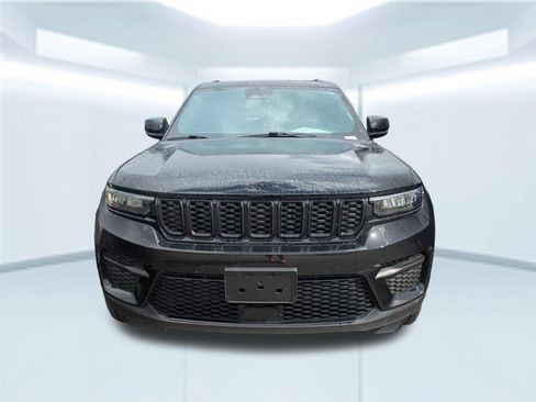 Used 2025 Jeep Grand Cherokee Altitude RWD image 11