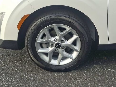 Used 2025 Kia Soul LX w/ LX Technology Package FWD image 8